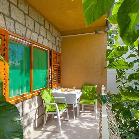 Дом отдыха Maric Mit Terrasse Und Balkon Подстрана